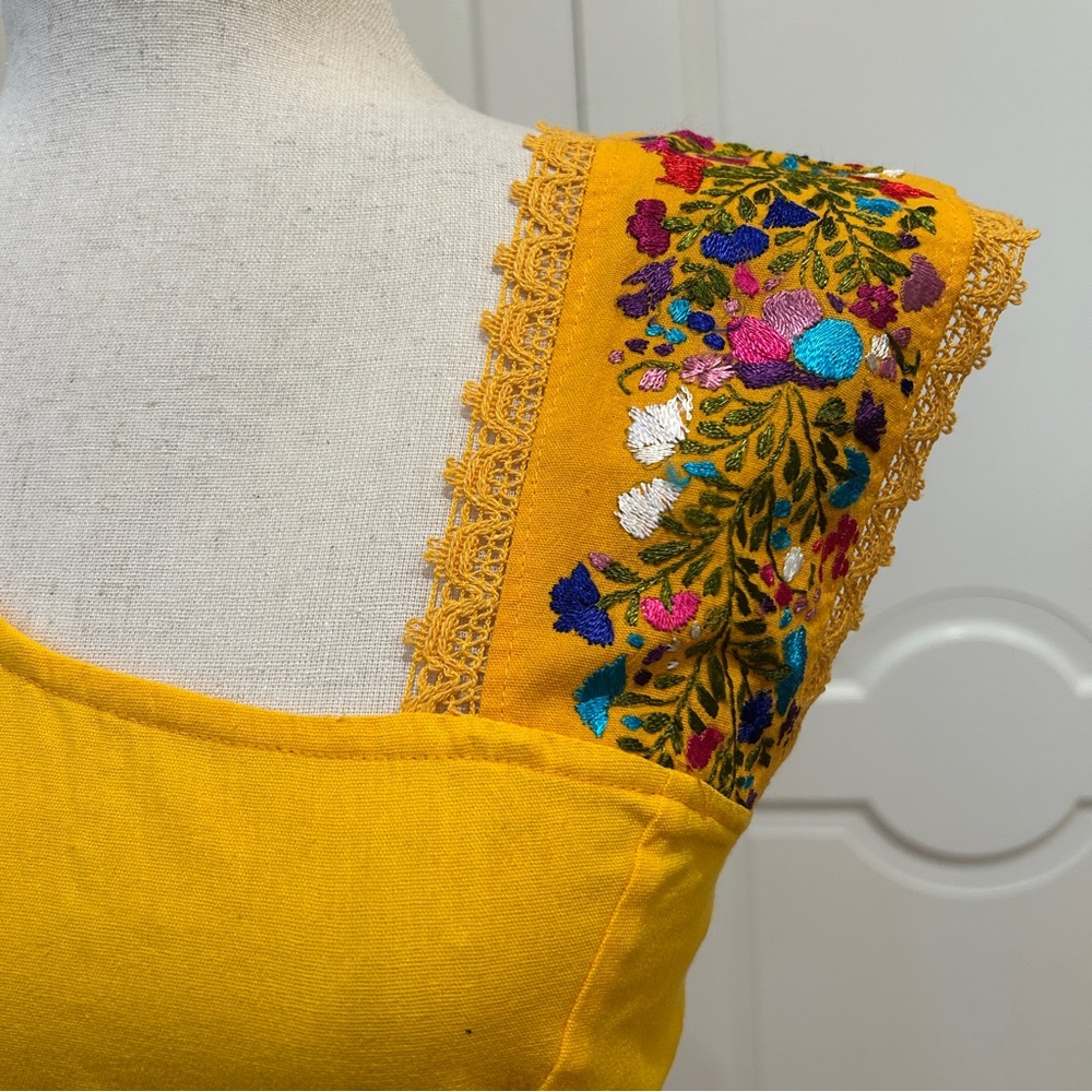 Mexican embroidered dress, hand Embroidered with Cotton threads. - Picture 4 of 8